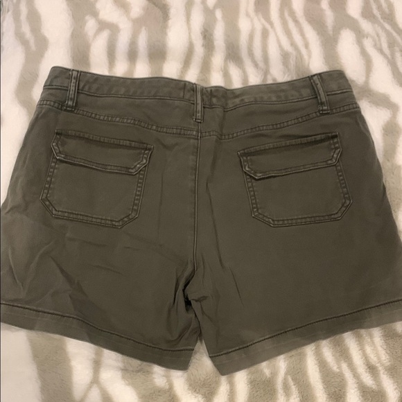 Green Cargo Shorts with Relaxed Fit and Belt Loops - Picture 4 of 4